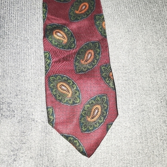 Red TIE WITH GREEN & GOLD PAISLEY PATTERN NEW - Picture 1 of 6